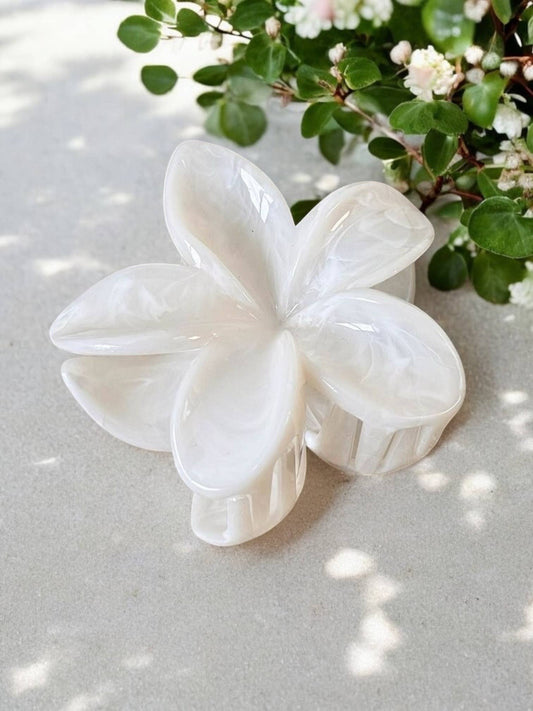 Apportez une touche de douceur à votre coiffure avec cette pince à cheveux en forme de fleur