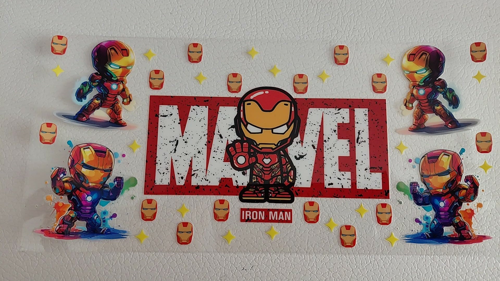 il a des tête et des étoile 